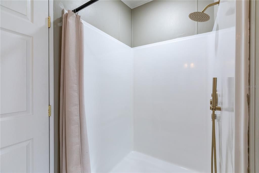 待售: $230,000 (5 贝兹, 2 浴室, 2052 平方英尺)