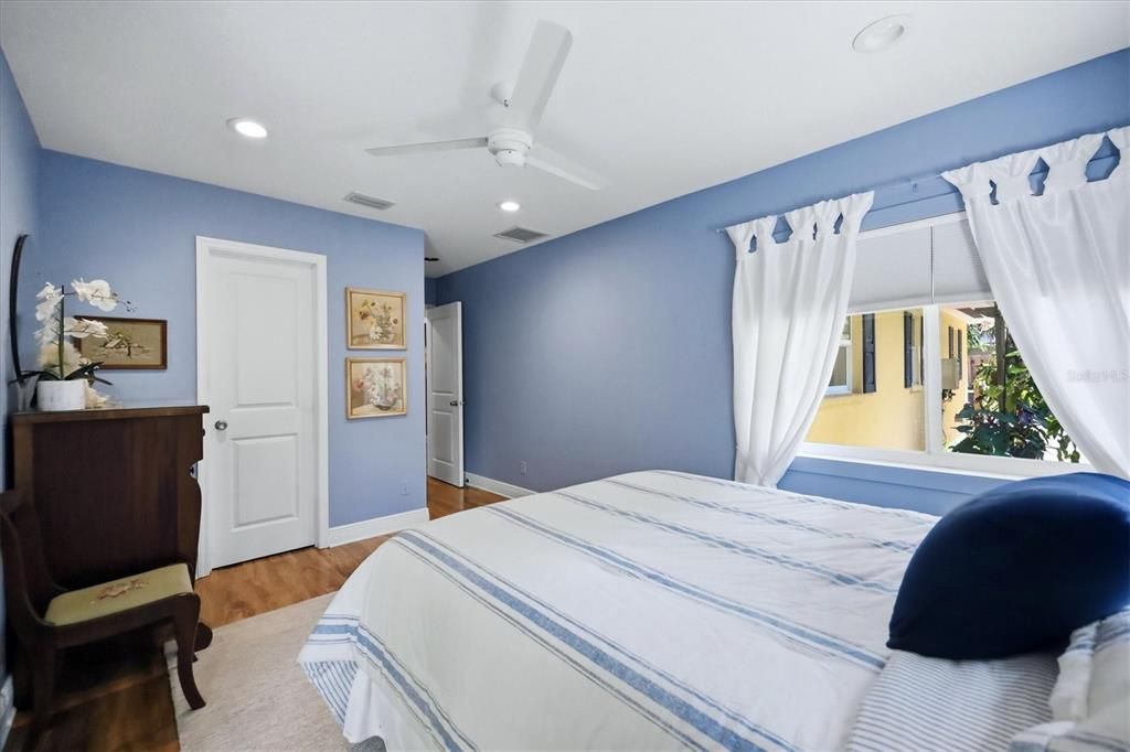 Active With Contract: $1,000,000 (3 beds, 2 baths, 2239 Square Feet)