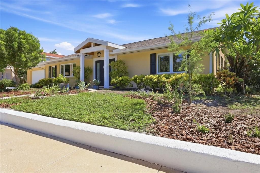 Active With Contract: $1,000,000 (3 beds, 2 baths, 2239 Square Feet)