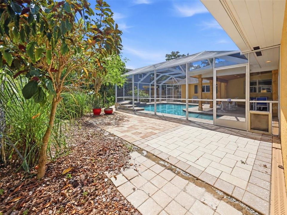 Active With Contract: $1,000,000 (3 beds, 2 baths, 2239 Square Feet)