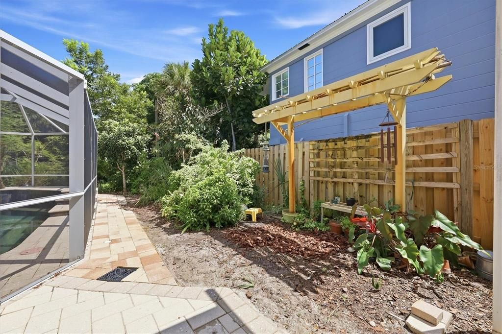 Active With Contract: $1,000,000 (3 beds, 2 baths, 2239 Square Feet)