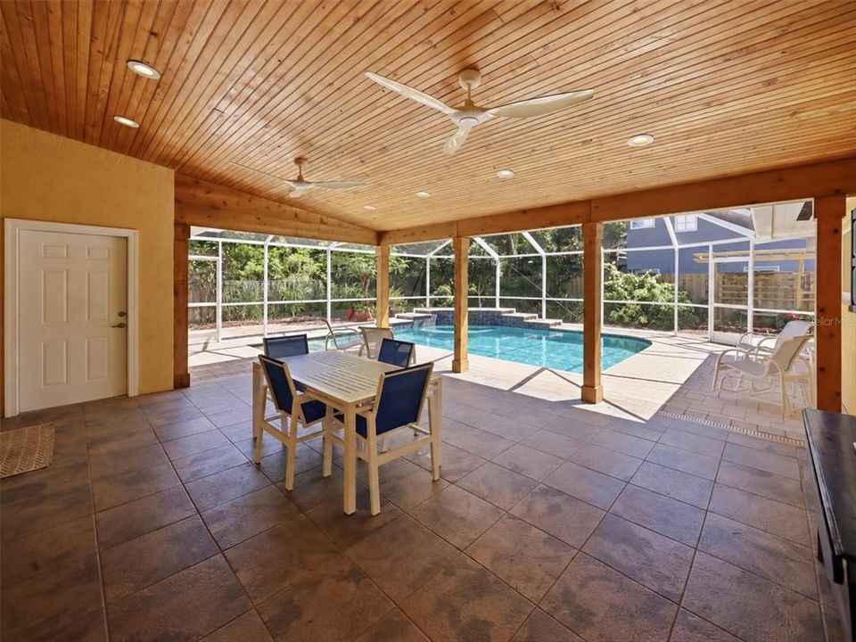 Active With Contract: $1,000,000 (3 beds, 2 baths, 2239 Square Feet)