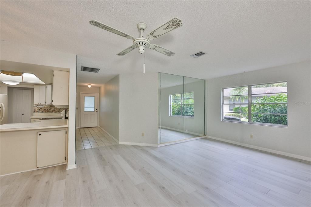 На продажу: $189,000 (2 спален, 2 ванн, 1378 Квадратных фут)