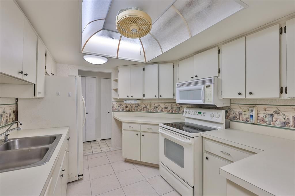 На продажу: $189,000 (2 спален, 2 ванн, 1378 Квадратных фут)