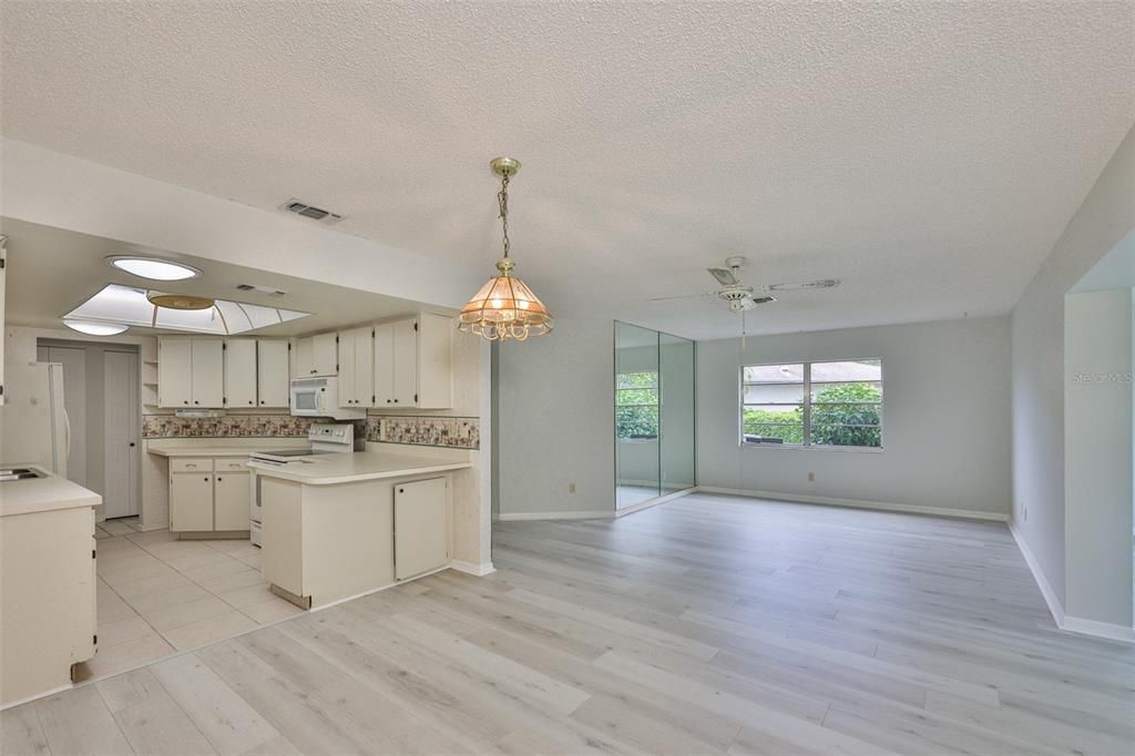 На продажу: $189,000 (2 спален, 2 ванн, 1378 Квадратных фут)