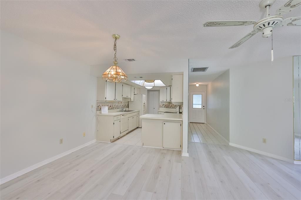 На продажу: $189,000 (2 спален, 2 ванн, 1378 Квадратных фут)