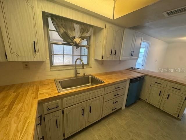 Active With Contract: $1,495 (3 beds, 2 baths, 1118 Square Feet)