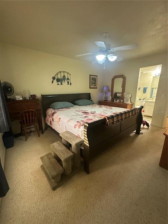 На продажу: $249,900 (2 спален, 2 ванн, 1102 Квадратных фут)