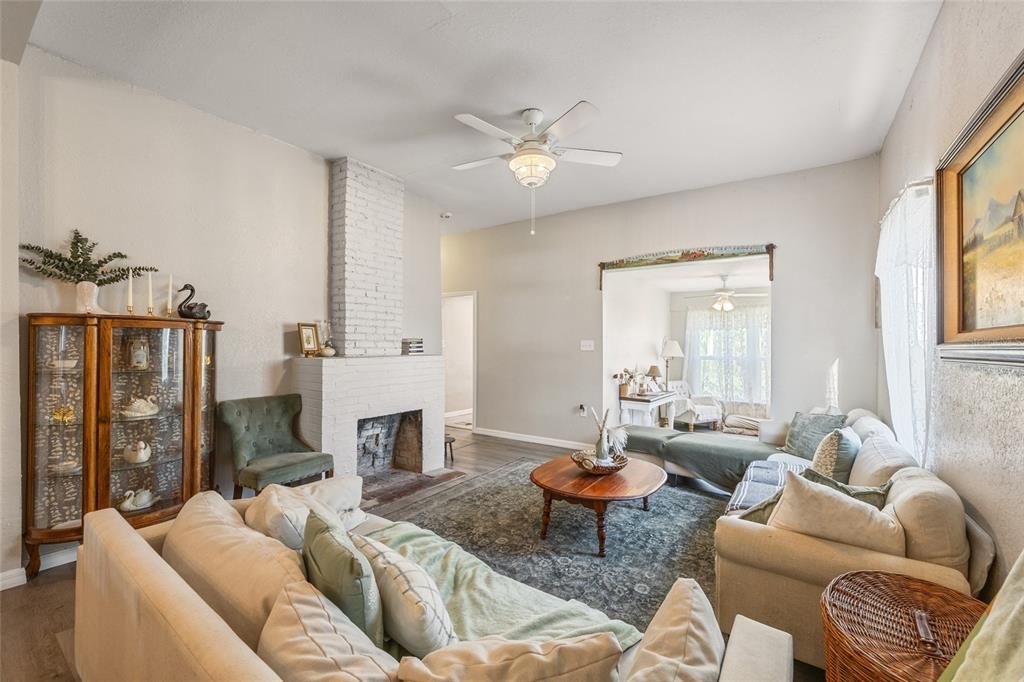 For Sale: $260,000 (3 beds, 2 baths, 1700 Square Feet)