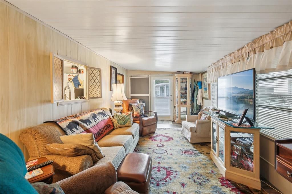 For Sale: $89,900 (2 beds, 1 baths, 952 Square Feet)