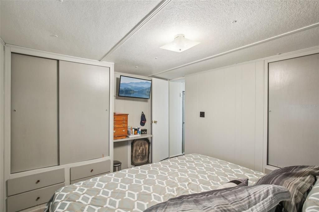 For Sale: $89,900 (2 beds, 1 baths, 952 Square Feet)