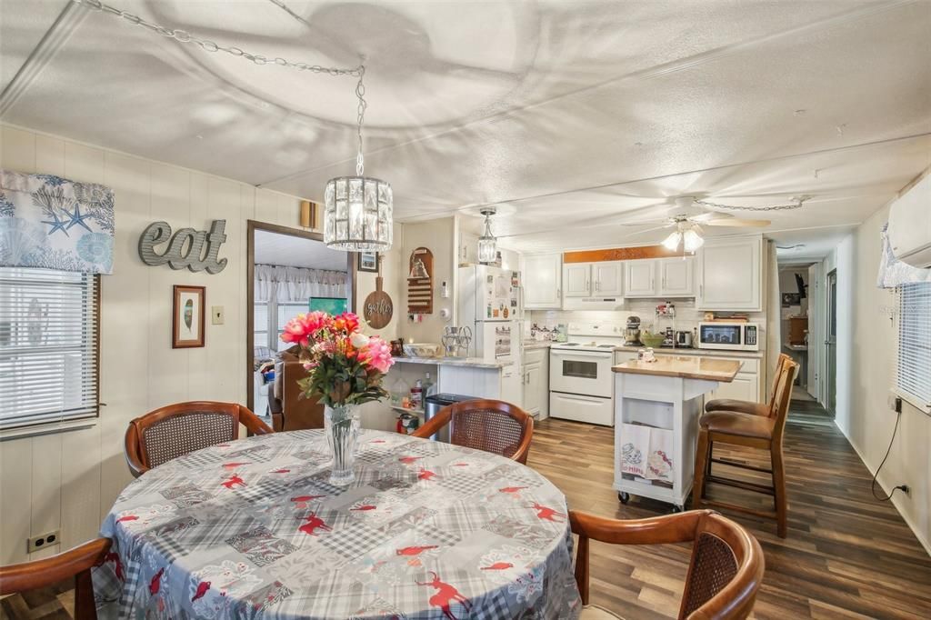 For Sale: $89,900 (2 beds, 1 baths, 952 Square Feet)