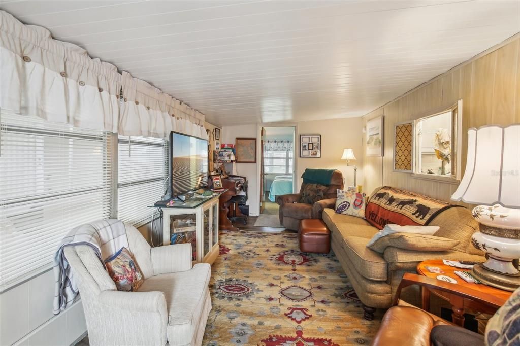 For Sale: $89,900 (2 beds, 1 baths, 952 Square Feet)