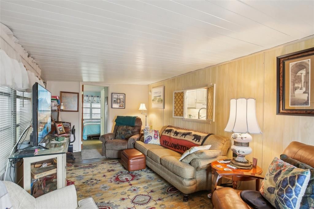 For Sale: $89,900 (2 beds, 1 baths, 952 Square Feet)