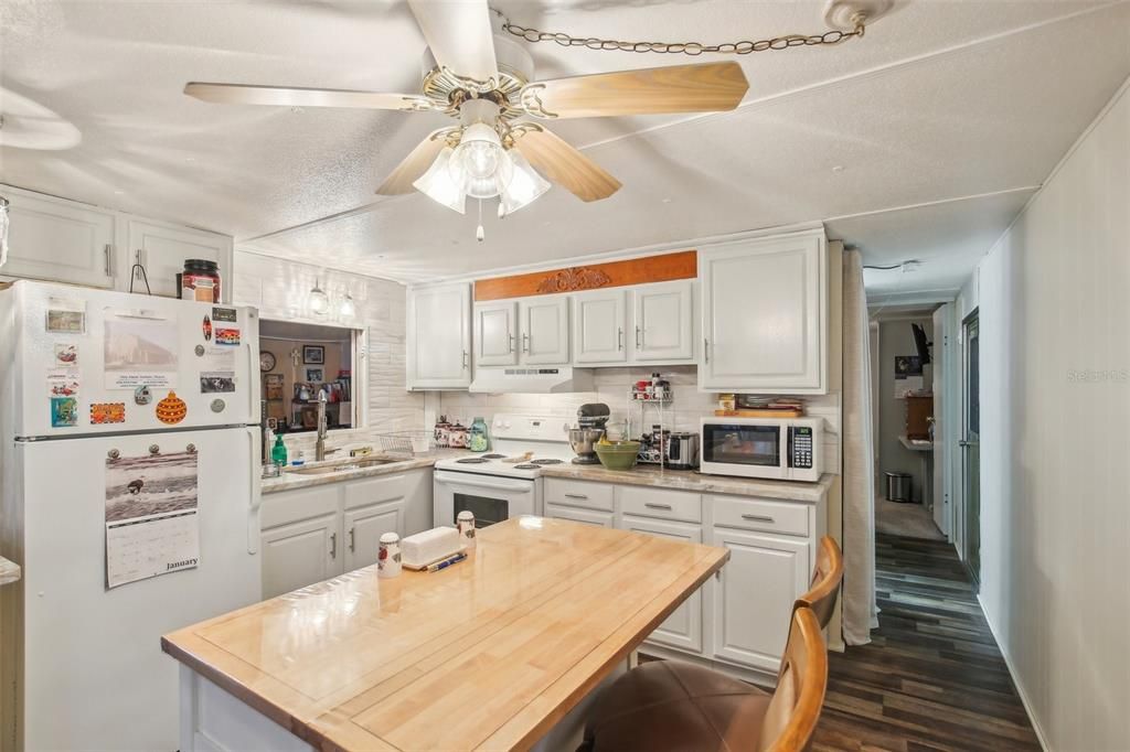 For Sale: $89,900 (2 beds, 1 baths, 952 Square Feet)