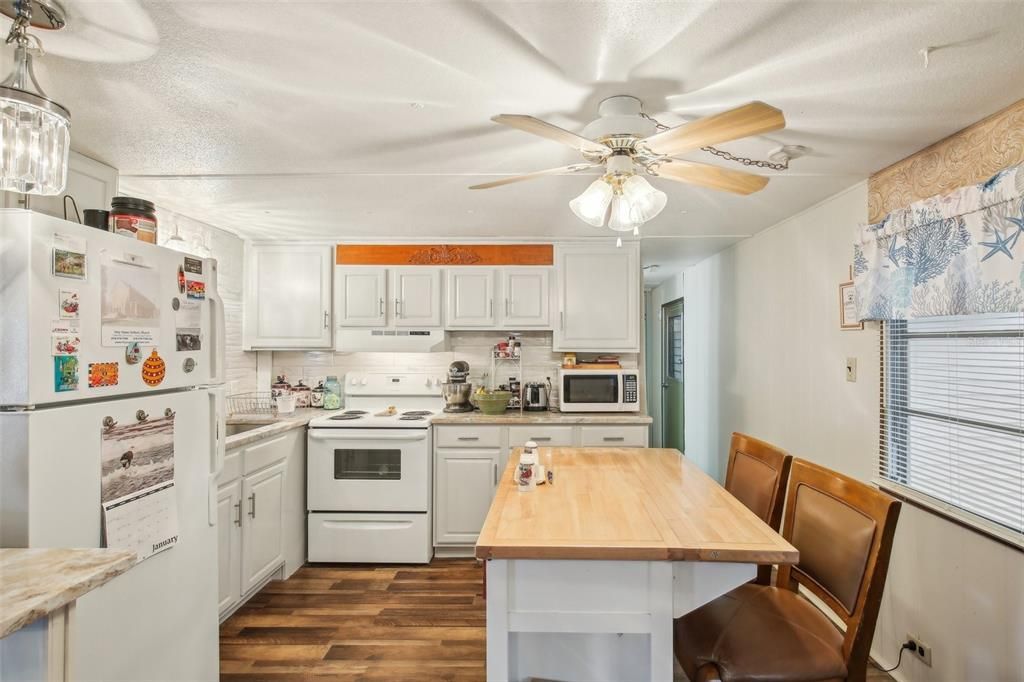 For Sale: $89,900 (2 beds, 1 baths, 952 Square Feet)