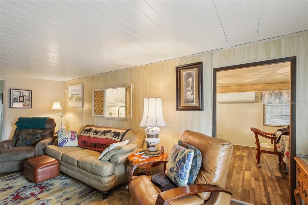 For Sale: $89,900 (2 beds, 1 baths, 952 Square Feet)