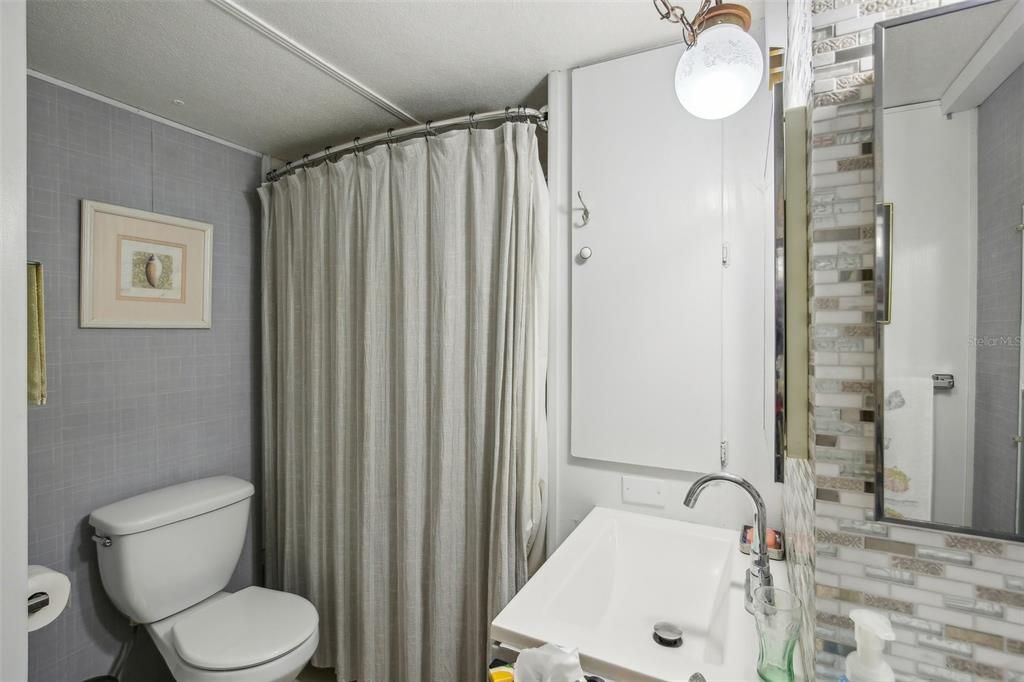 For Sale: $89,900 (2 beds, 1 baths, 952 Square Feet)