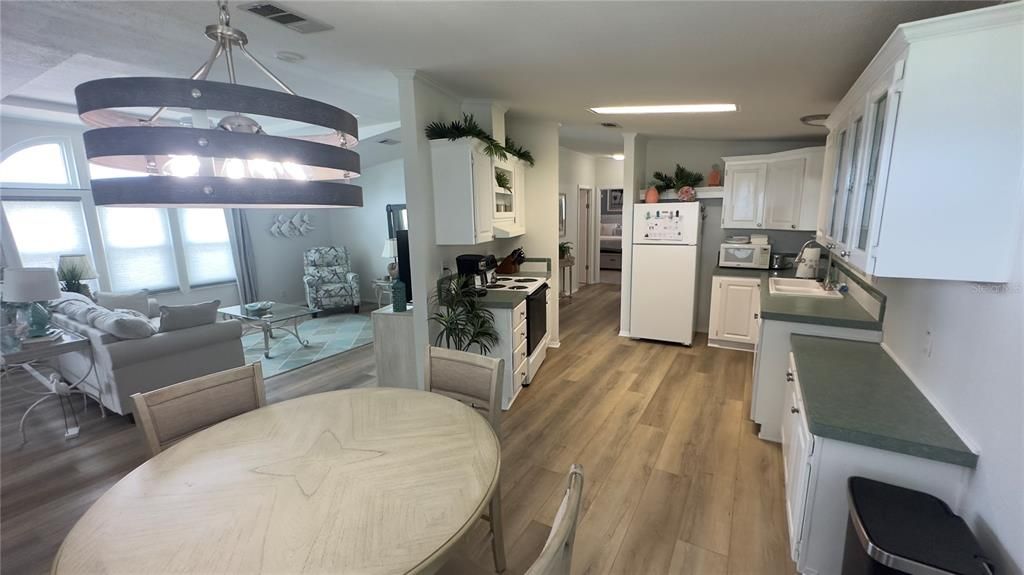 For Sale: $214,900 (2 beds, 2 baths, 1242 Square Feet)