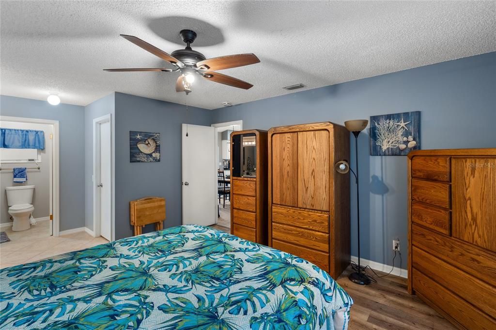 For Sale: $269,900 (2 beds, 2 baths, 1474 Square Feet)