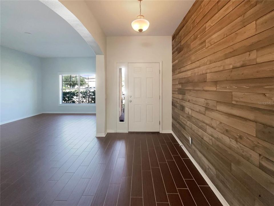 Под контрактом: $475,000 (3 спален, 2 ванн, 2092 Квадратных фут)