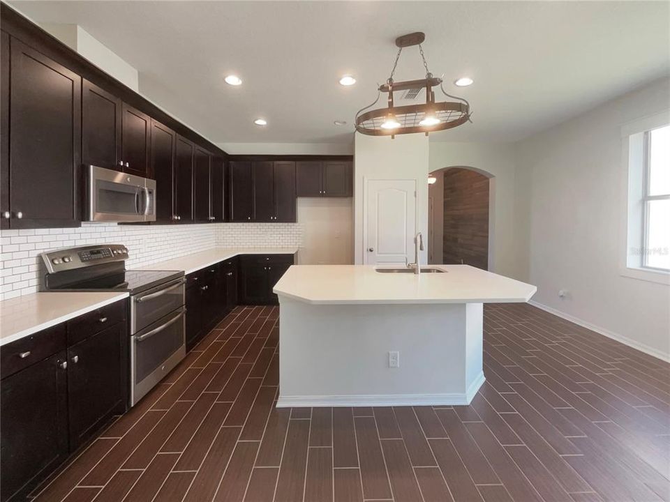 Под контрактом: $475,000 (3 спален, 2 ванн, 2092 Квадратных фут)