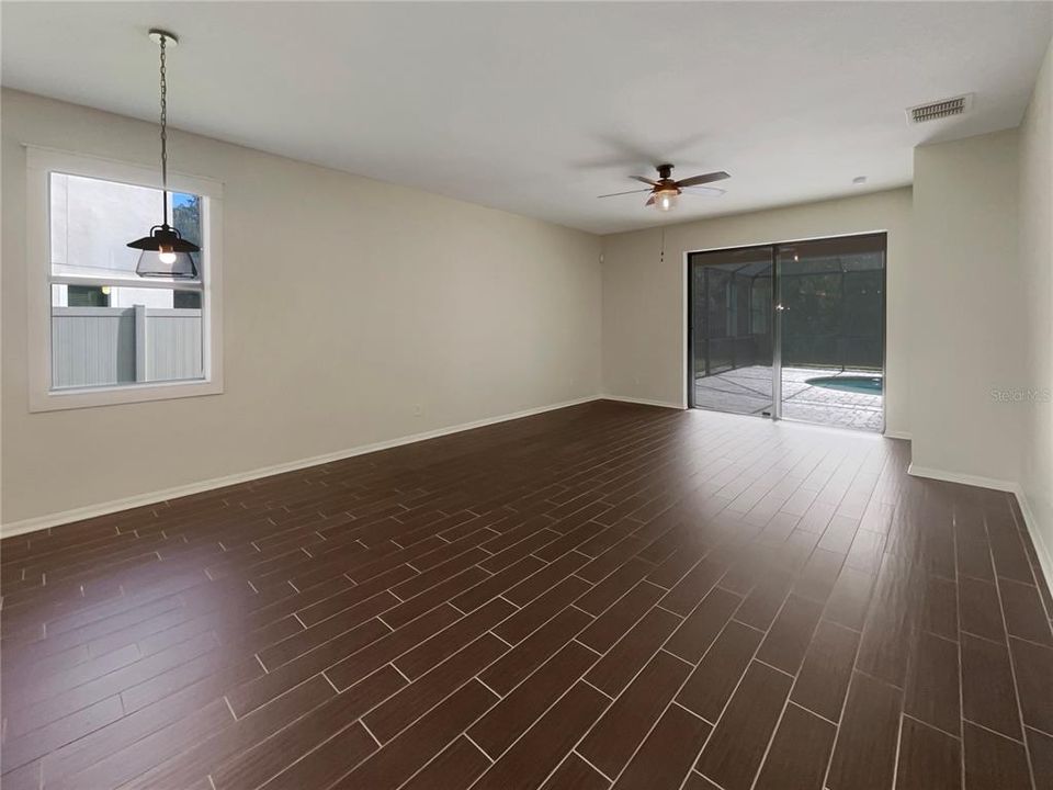 Под контрактом: $475,000 (3 спален, 2 ванн, 2092 Квадратных фут)