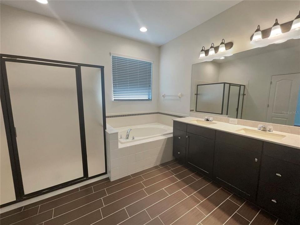 Под контрактом: $475,000 (3 спален, 2 ванн, 2092 Квадратных фут)