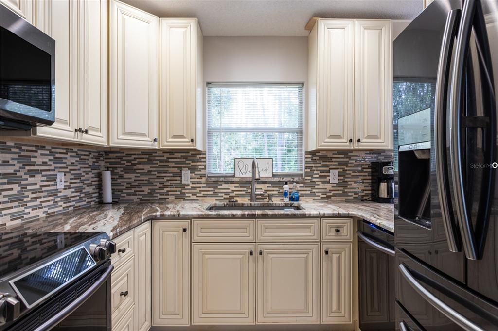 Active With Contract: $244,900 (2 beds, 2 baths, 1074 Square Feet)