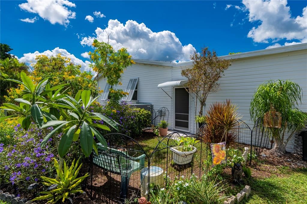 Active With Contract: $225,000 (2 beds, 2 baths, 1488 Square Feet)