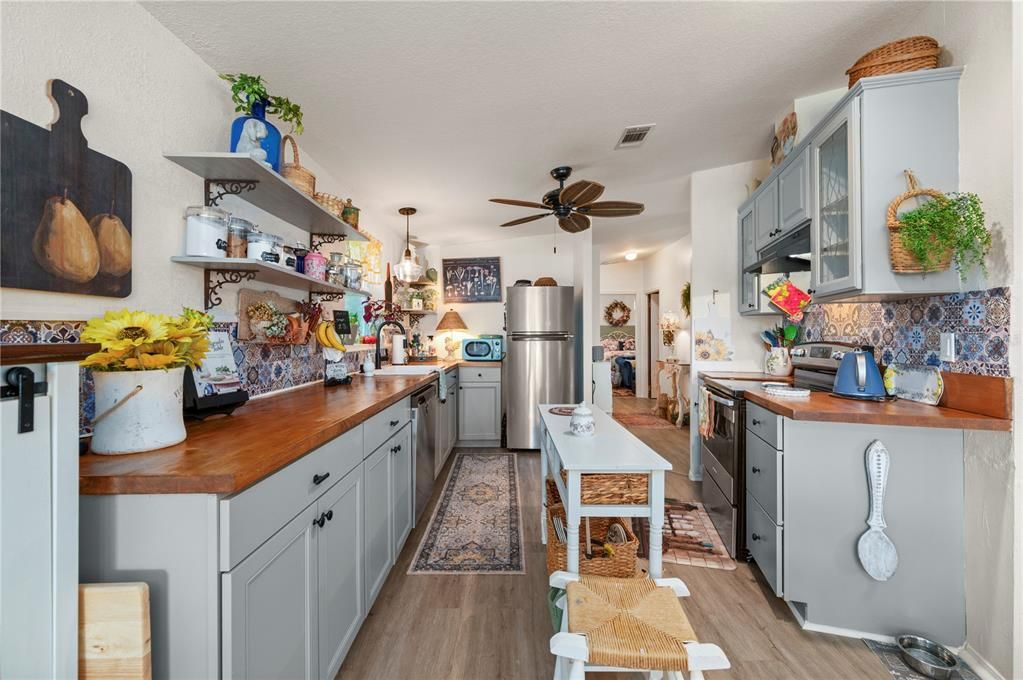 Active With Contract: $225,000 (2 beds, 2 baths, 1488 Square Feet)