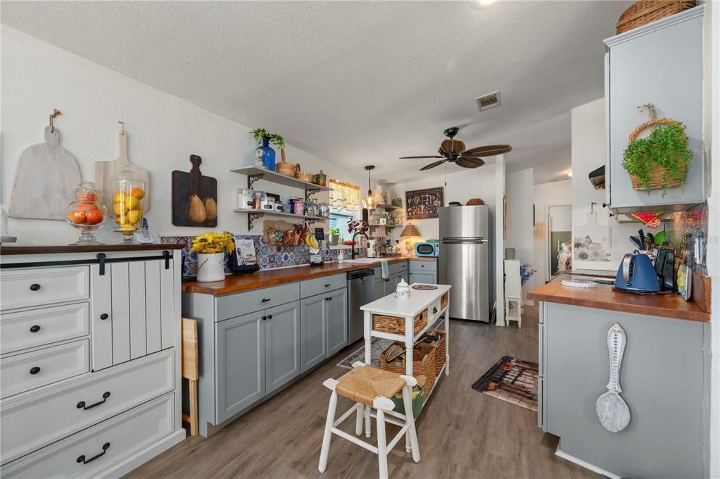 Active With Contract: $225,000 (2 beds, 2 baths, 1488 Square Feet)