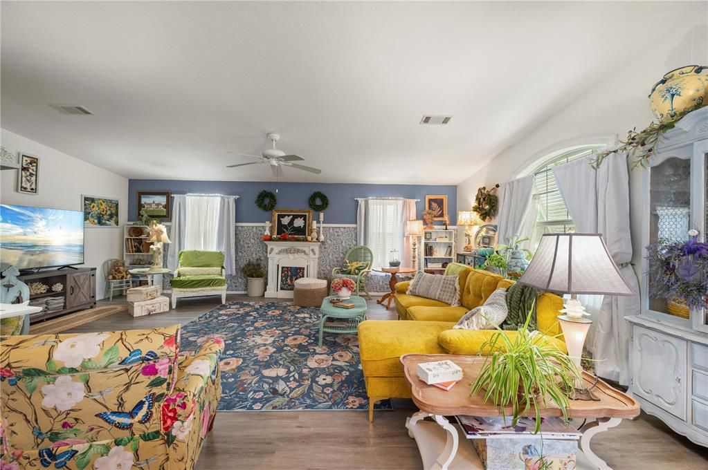 Active With Contract: $225,000 (2 beds, 2 baths, 1488 Square Feet)