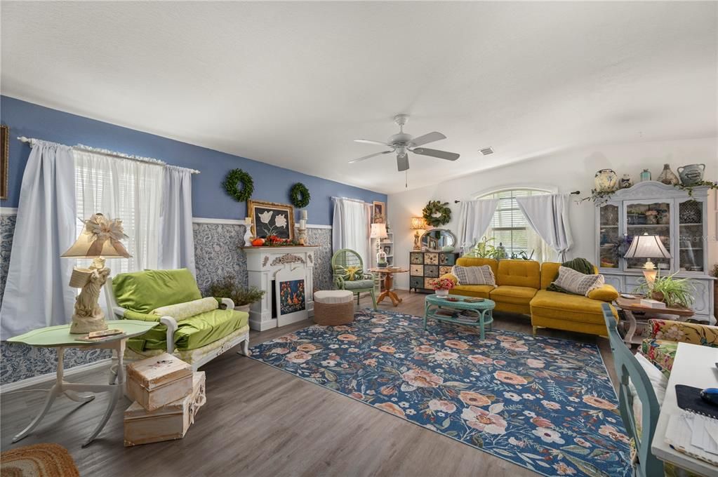 Active With Contract: $225,000 (2 beds, 2 baths, 1488 Square Feet)