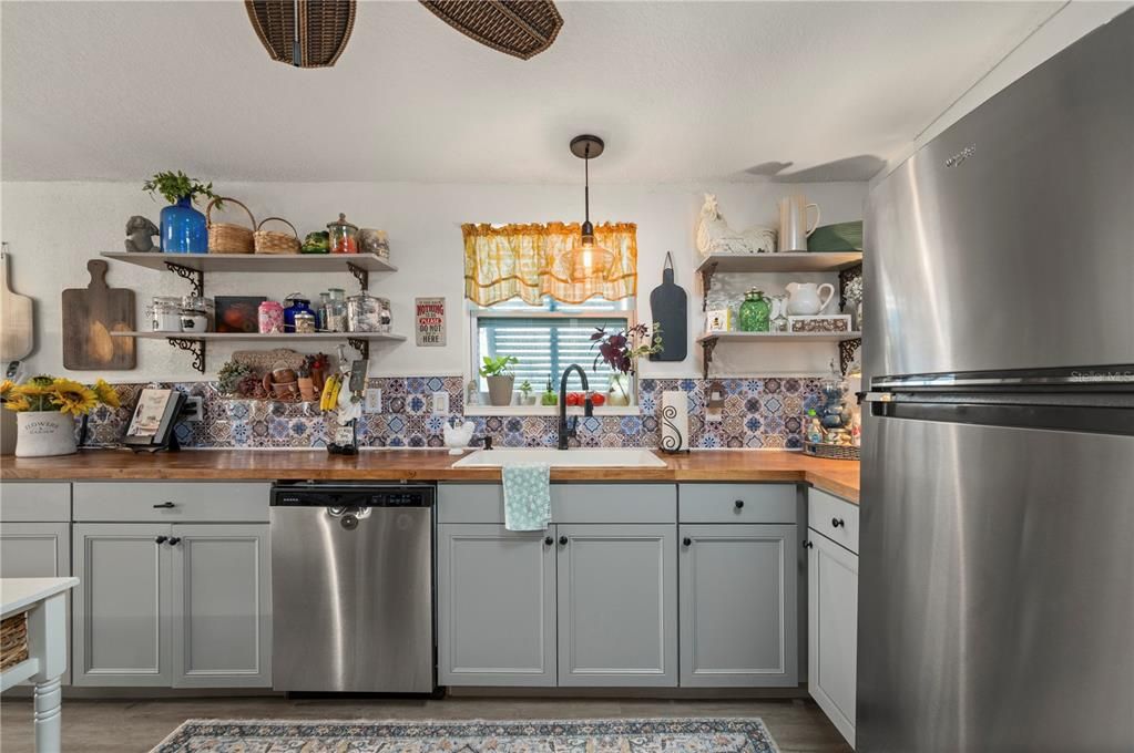 Active With Contract: $225,000 (2 beds, 2 baths, 1488 Square Feet)