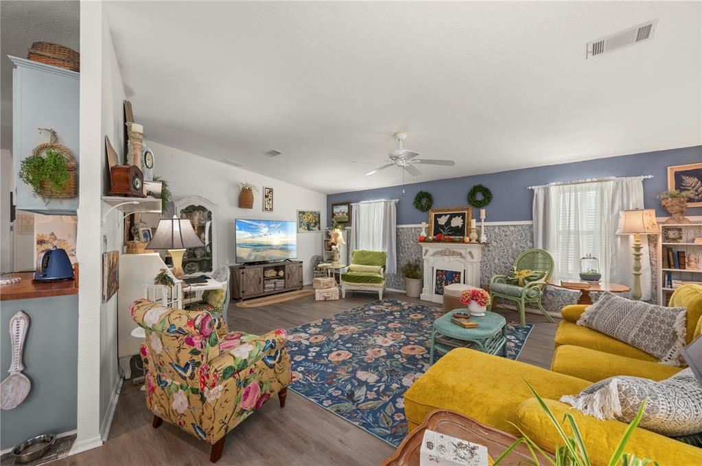 Active With Contract: $225,000 (2 beds, 2 baths, 1488 Square Feet)