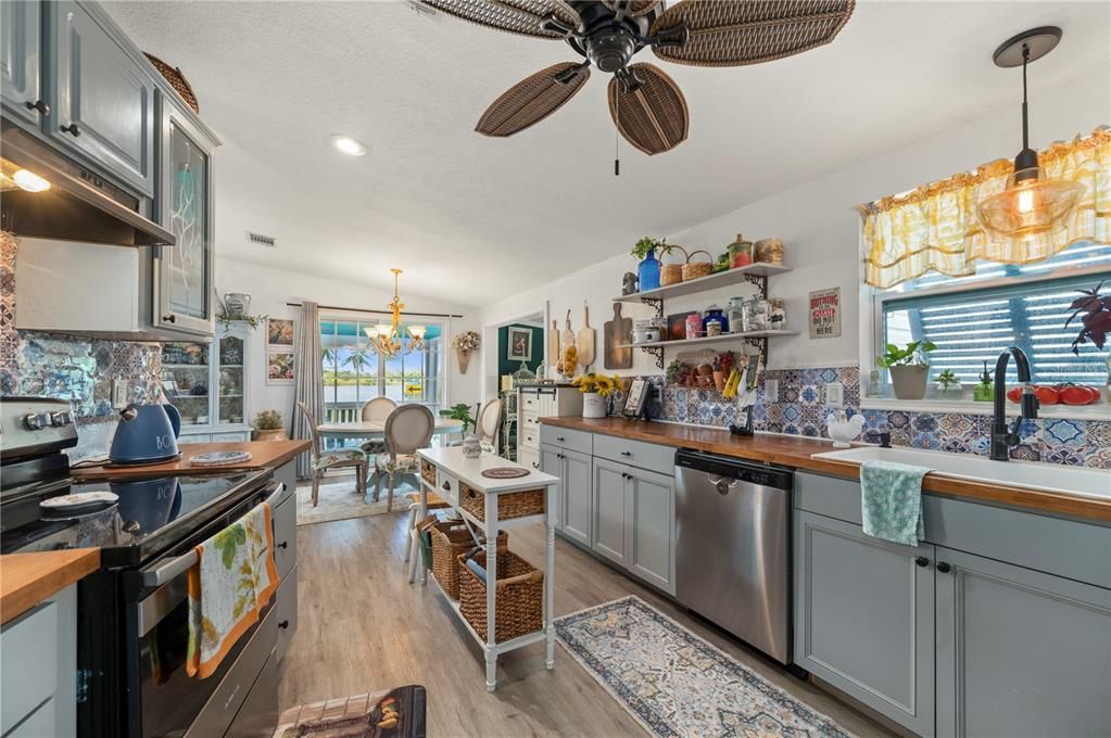 Active With Contract: $225,000 (2 beds, 2 baths, 1488 Square Feet)