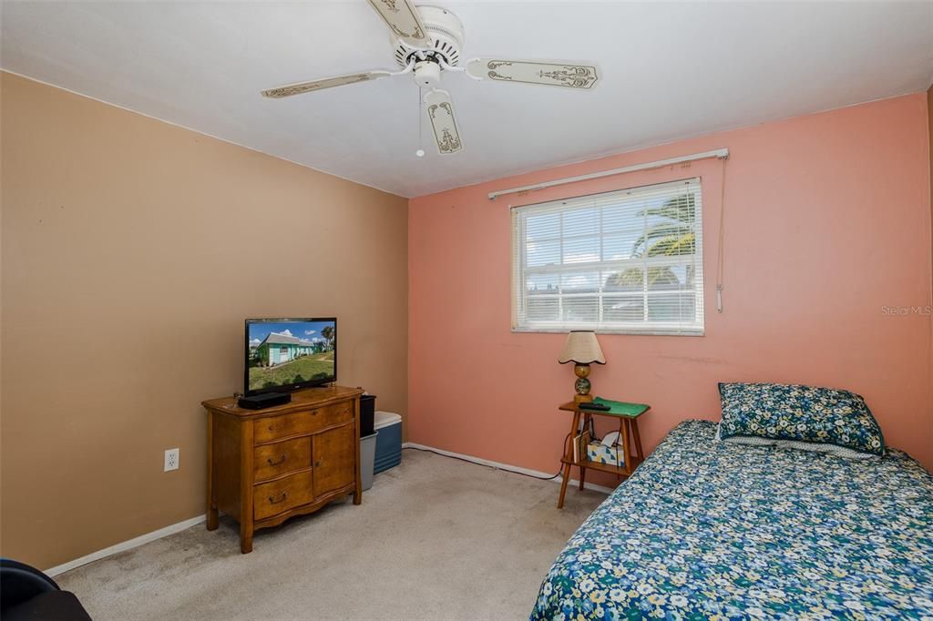 For Sale: $79,900 (2 beds, 2 baths, 888 Square Feet)