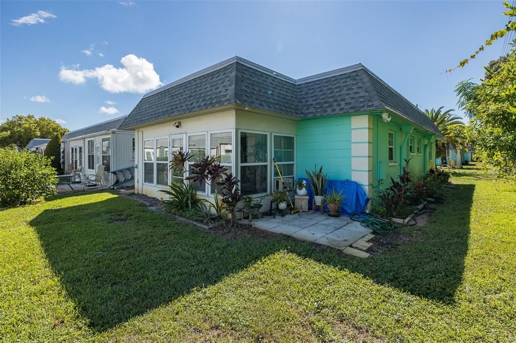 For Sale: $79,900 (2 beds, 2 baths, 888 Square Feet)