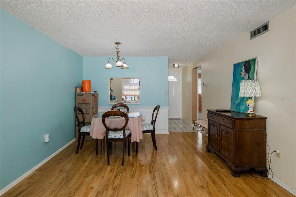 For Sale: $79,900 (2 beds, 2 baths, 888 Square Feet)