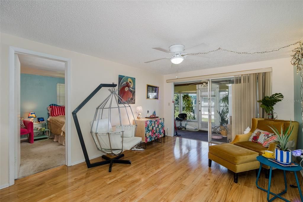 For Sale: $79,900 (2 beds, 2 baths, 888 Square Feet)