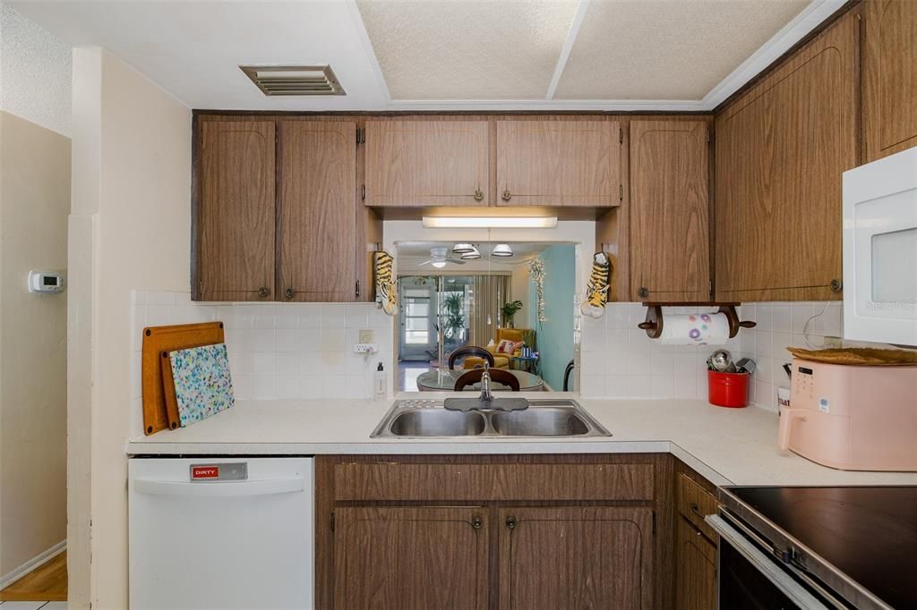 For Sale: $79,900 (2 beds, 2 baths, 888 Square Feet)