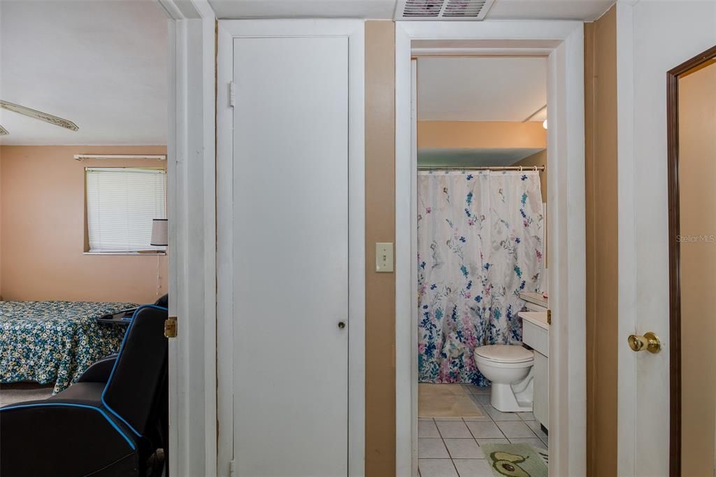 For Sale: $79,900 (2 beds, 2 baths, 888 Square Feet)