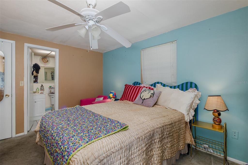 For Sale: $79,900 (2 beds, 2 baths, 888 Square Feet)