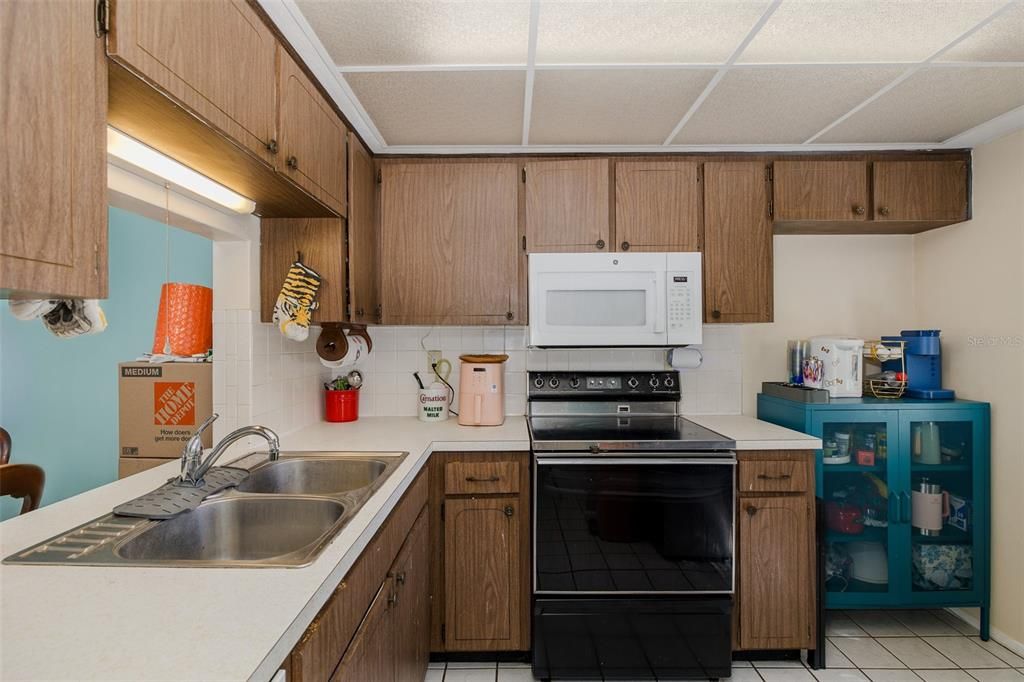 For Sale: $79,900 (2 beds, 2 baths, 888 Square Feet)