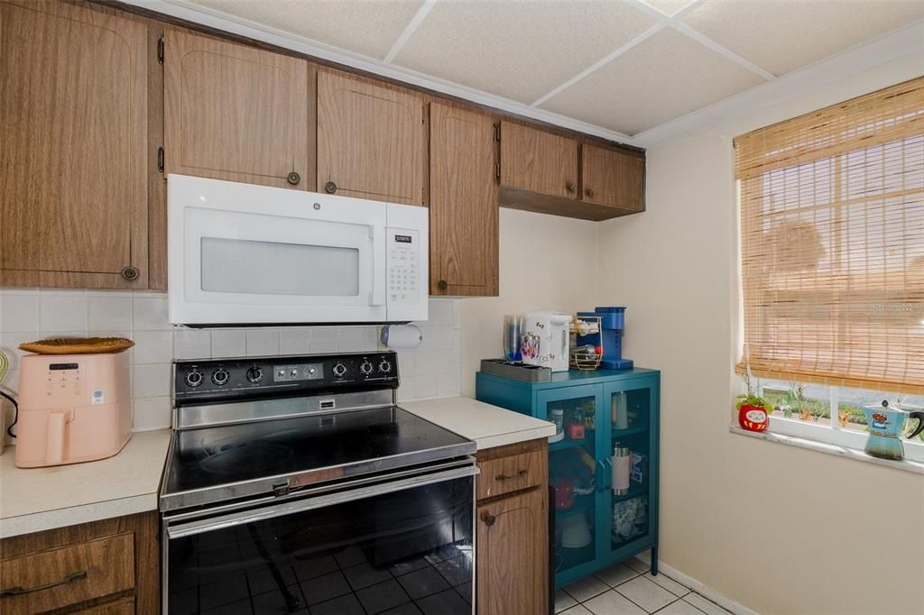 For Sale: $79,900 (2 beds, 2 baths, 888 Square Feet)