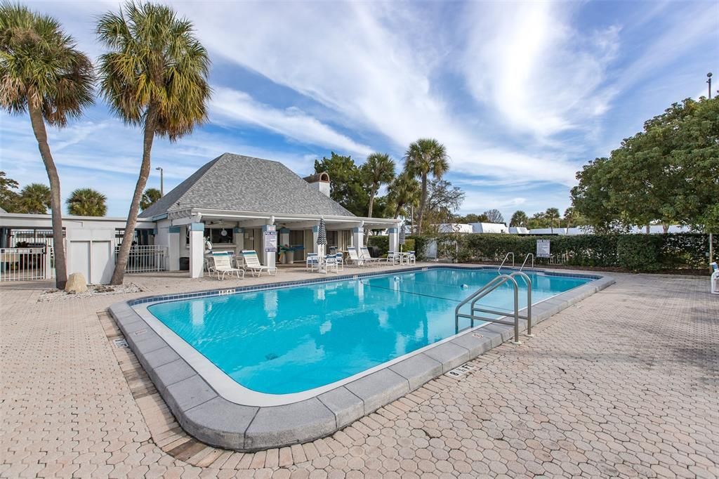 For Sale: $79,900 (2 beds, 2 baths, 888 Square Feet)