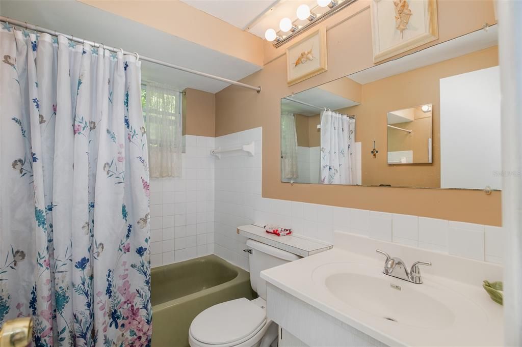 For Sale: $79,900 (2 beds, 2 baths, 888 Square Feet)