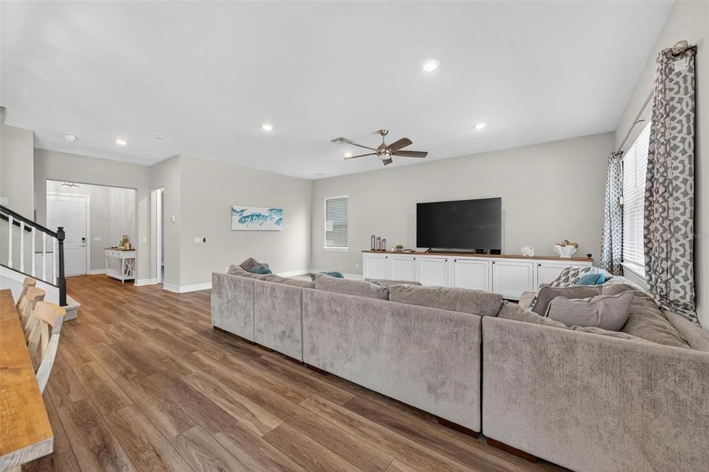 合同活跃: $1,050,000 (5 贝兹, 4 浴室, 3715 平方英尺)