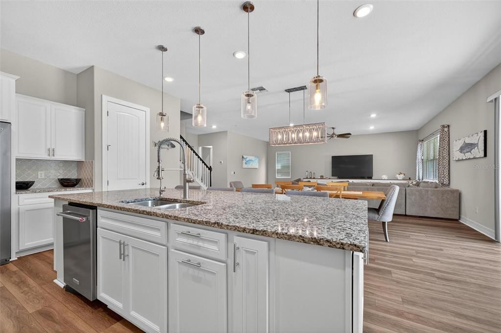 合同活跃: $1,050,000 (5 贝兹, 4 浴室, 3715 平方英尺)